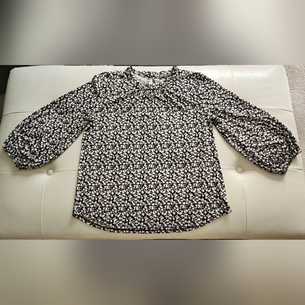 Adrianna Papell women's Medium, half-sleeve, black and white floral print blouse